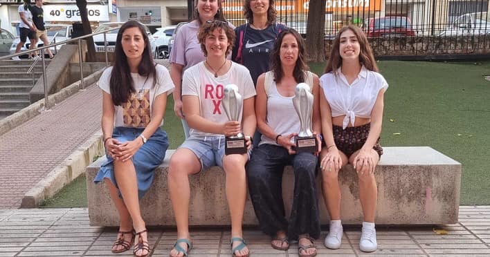 CNBAlcoi's tweet photo. TROFEOS I @fbcv_es 
Hoy se han desplazado a la ciudad de Canals algunos de nuestros equipos  a recoger los trofeos de sus respectivos campeonatos:
🏀 Senior femenino:
🏆 Subcampeonas temporada 2020-2021
🏆 Subcampeonas temporada 2021-2022 https://t.co/2iXTp675tA
