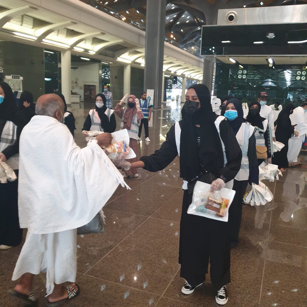 mofar7's tweet photo. مشاركة فريق رفادة التطوعي التابع لإدارة التطوع بجمعية مراكز الأحياء بمكة
في مبادرة توزيع وجبات افطار صايم لضيوف الرحمن بمحطة قطار الحرمين
@RefadahV https://t.co/fPigqweLhS