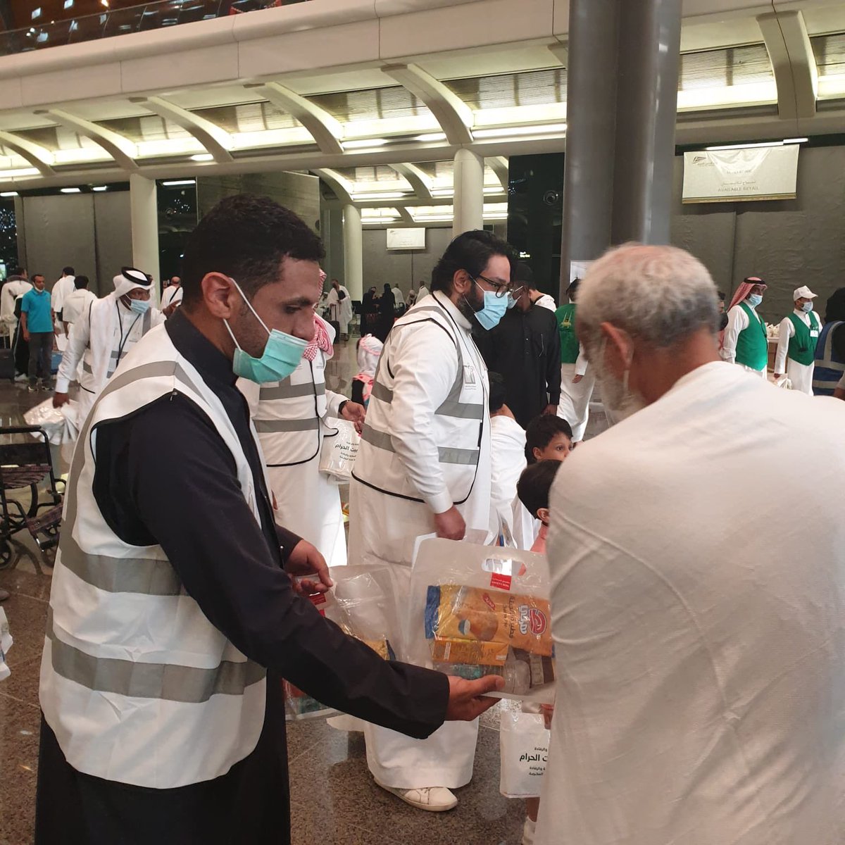 mofar7's tweet photo. مشاركة فريق رفادة التطوعي التابع لإدارة التطوع بجمعية مراكز الأحياء بمكة
في مبادرة توزيع وجبات افطار صايم لضيوف الرحمن بمحطة قطار الحرمين
@RefadahV https://t.co/fPigqweLhS