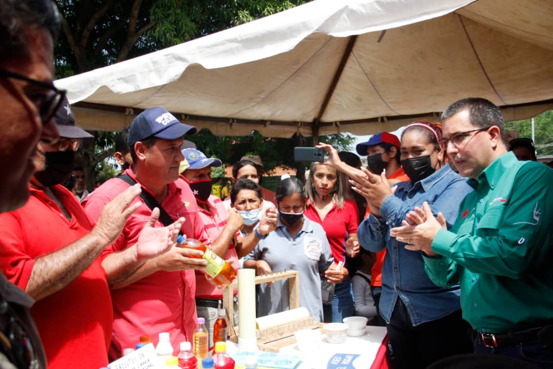 mincomunas_ve's tweet photo. #EnFotos | Desde San Carlos, en el parque Dr. Guillermo Barreto Méndez, ministro @jaarreaza sostuvo una asamblea con vocer@s de las Comunas de Cojedes, a fin de trabajar proyectos productivos, la ACA y avanzar hacia la adecuación de las vocerías de los Consejos Comunales.
#10Jun https://t.co/WOuIX2vFyy