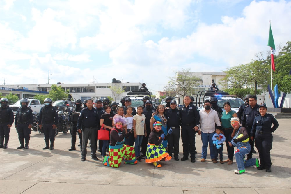 SSPCTabasco's tweet photo. El Comisionado, Mtro. José del Carmen Castillo Ramírez, junto con mandos operativos dieron la bienvenida a niños quienes tenían el anhelo de visitar la SSPC y conocer de cerca las labores cotidianas que realizan los policías.

https://t.co/Al1EuzpTMX https://t.co/r6fyH1jLna