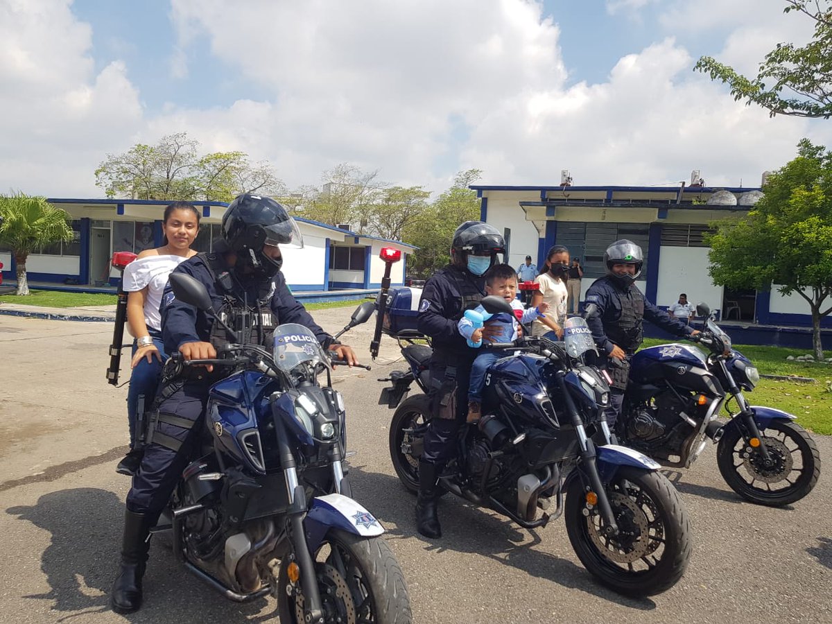 SSPCTabasco's tweet photo. El Comisionado, Mtro. José del Carmen Castillo Ramírez, junto con mandos operativos dieron la bienvenida a niños quienes tenían el anhelo de visitar la SSPC y conocer de cerca las labores cotidianas que realizan los policías.

https://t.co/Al1EuzpTMX https://t.co/r6fyH1jLna