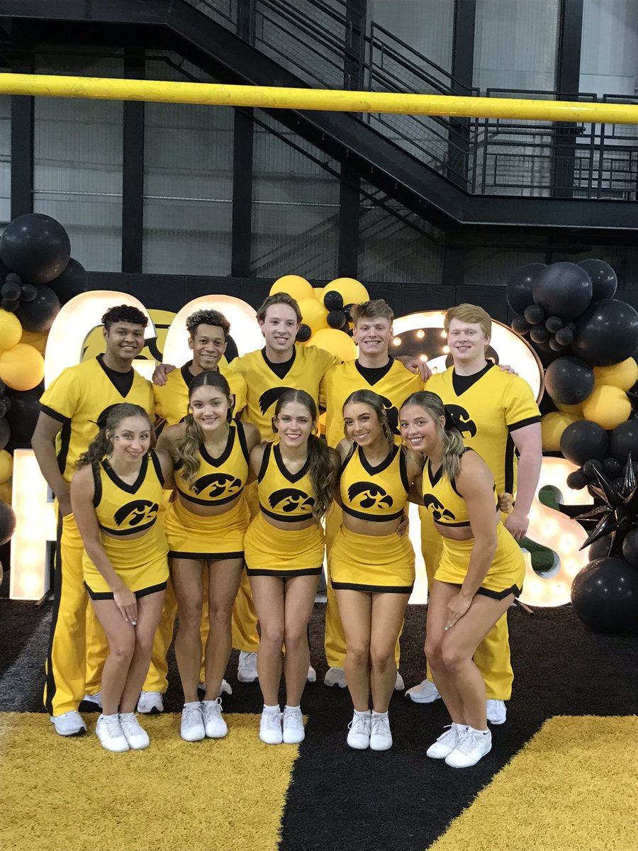 Helping <a href="/HawkeyeFootball/">Hawkeye Football</a> at their Legacy event tonight #GoHawks