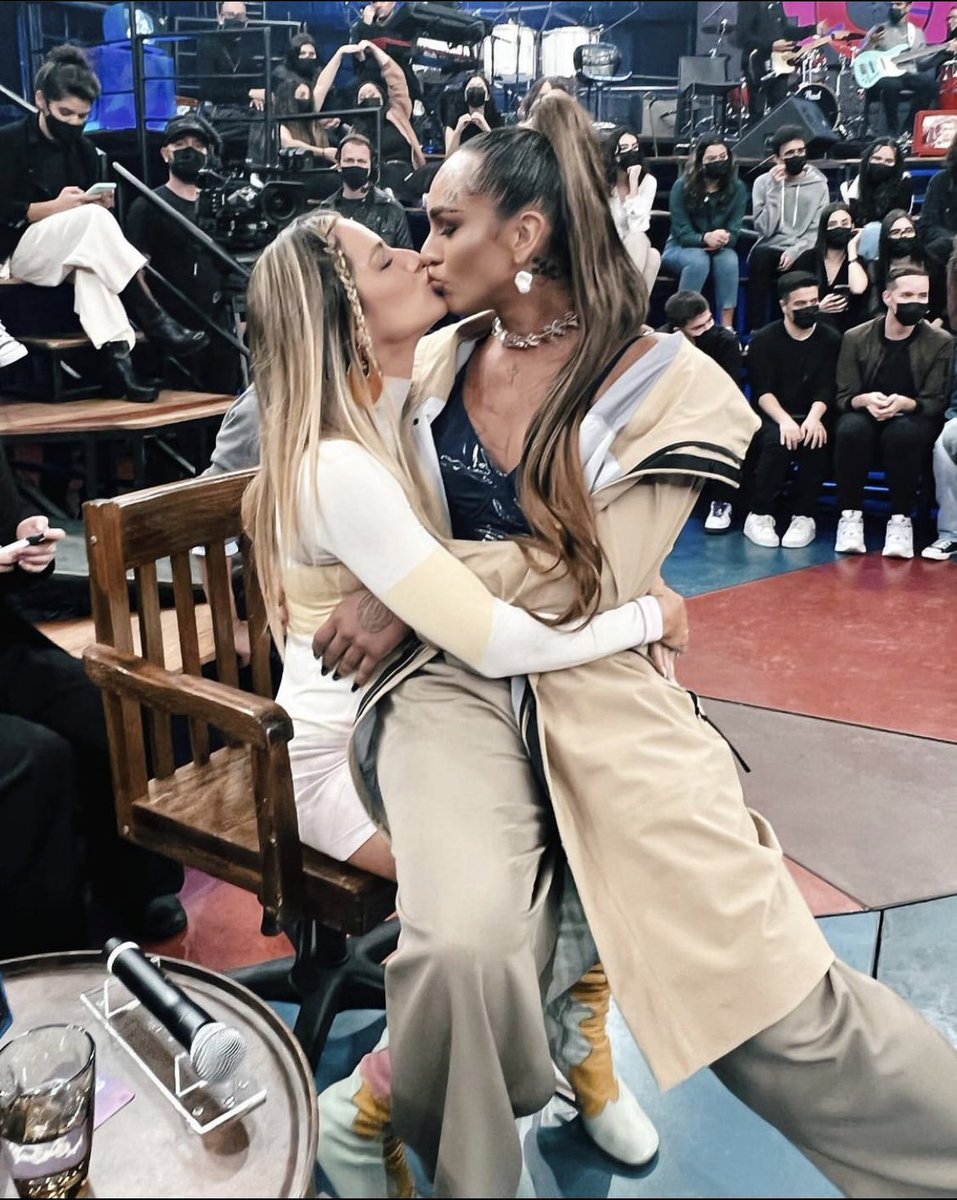 gioewbank's tweet photo. Dia dos namorados chegando e eu preciso me declarar: TE AMO, @linndaquebrada, casa comigo?! 

(E o Bruno, e as crianças, os cachorros, os gatos hahahaha) https://t.co/0p6CYbYktP