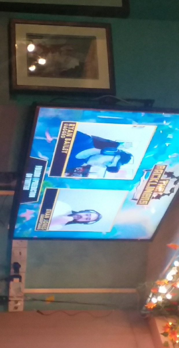 LadyLochheart's tweet photo. When your in a bar on a night out and you see @Aggro & @SnoopyMans on #Backliners. In @The_Braes wtf even is life. https://t.co/nQB7p4V9Xl