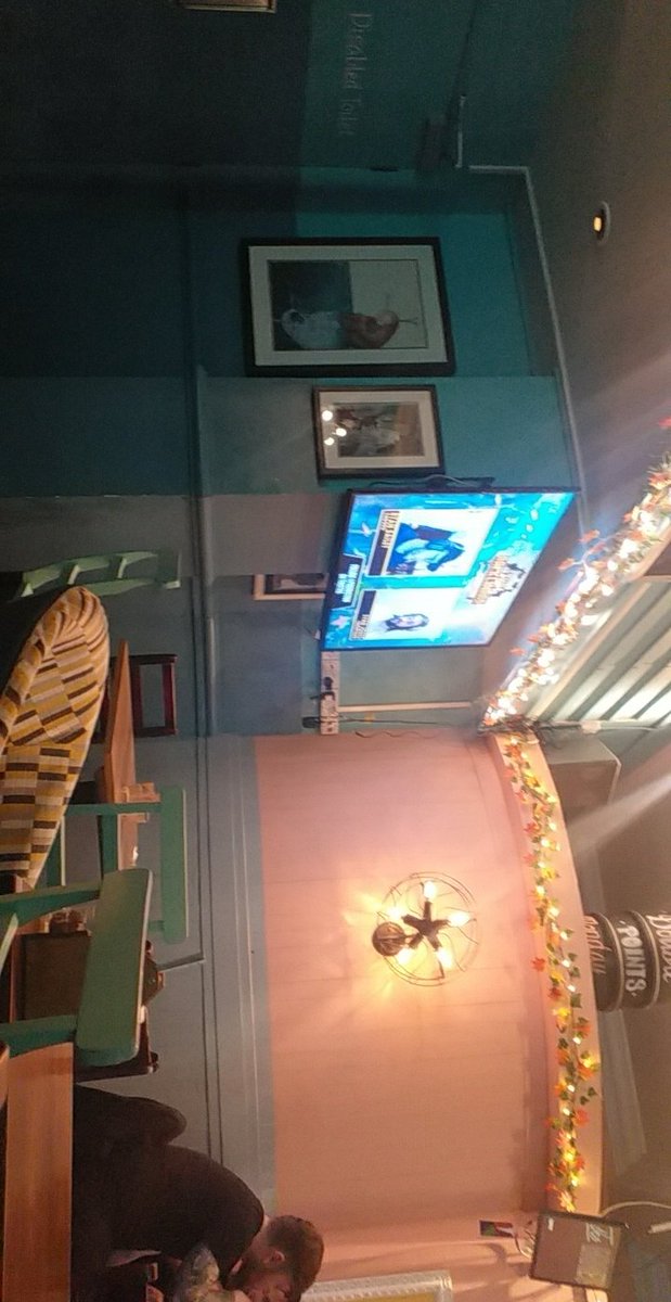 LadyLochheart's tweet photo. When your in a bar on a night out and you see @Aggro & @SnoopyMans on #Backliners. In @The_Braes wtf even is life. https://t.co/nQB7p4V9Xl