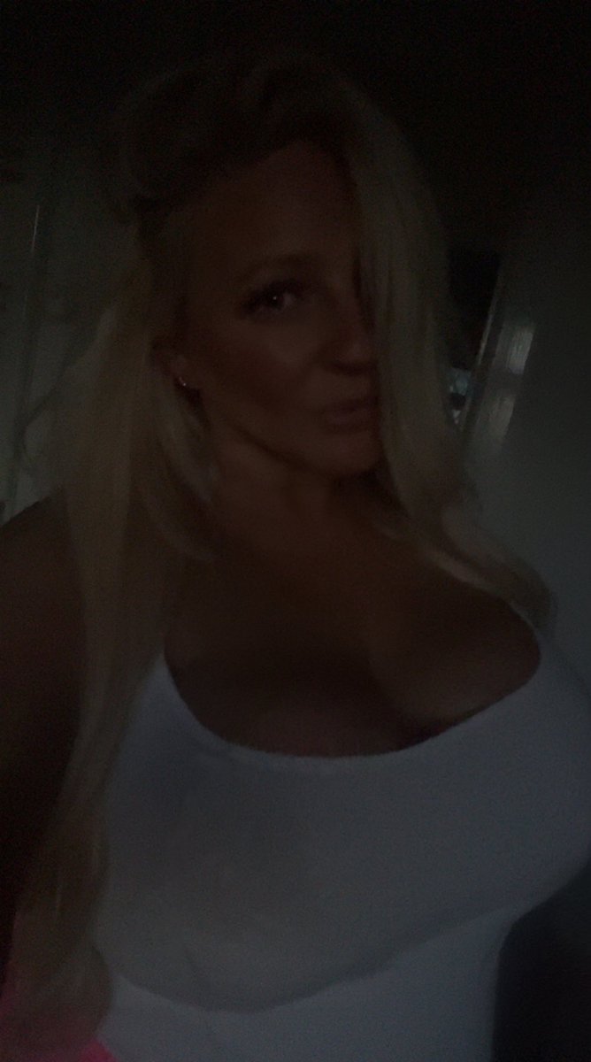 noprobsju's tweet photo. Take me in half light https://t.co/jzDxHtcBHX