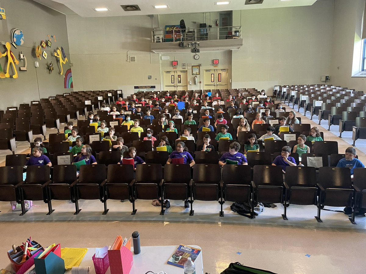 jcsulli77's tweet photo. Loved watching the magic come together by the talented @JulieM_NYC leading the 3rd grade chorus @ps50si 🎶🎤 @SIBOD31 💜💚💙❤️ https://t.co/CWhjJpOPlk