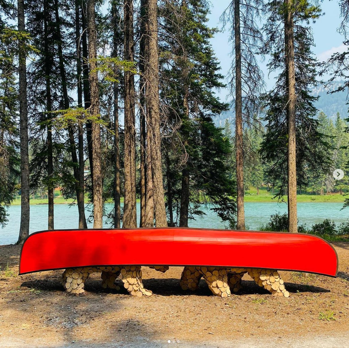 We ❤️ Jason Carter!  Have you spotted Jason's bold, colourful art around town? Jason is an Indigenous sculptor, painter, and artist from the Little Red River Cree Nation, and has a gallery both in Canmore and in Banff. 

📸 Jason Carter