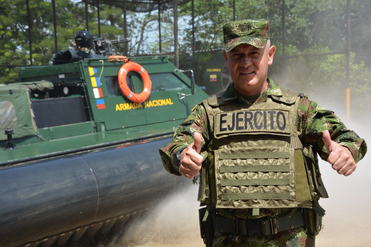 SMC_EJERCITO's tweet photo. Visitamos el Batallón Fluvial de Infantería de Marina N°.52 en #Arauca, aquí dimos un mensaje de gratitud a los infantes de marina, quienes trabajan articuladamente con nuestros soldados en pro de estabilizar y consolidar esta región del país.

#PatriaHonorLealtad https://t.co/T1pV1lREsO