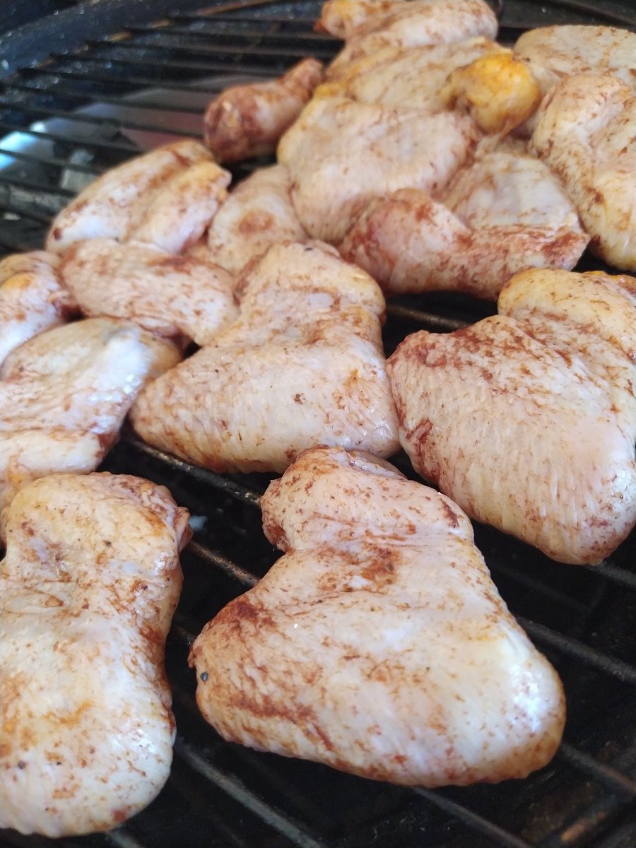 GorditoHuasteco's tweet photo. #casienvivo gorditos!!! Después del premarinado con el sazonador líquido una cellada y aplicamos #CranberryRub , vamos a hacer alitas Buffalo y #bbq 😎🤠🤤 #tampico #cdmadero #altamira #chickenwin #parrillerojaibo https://t.co/xDiDxsqzVb