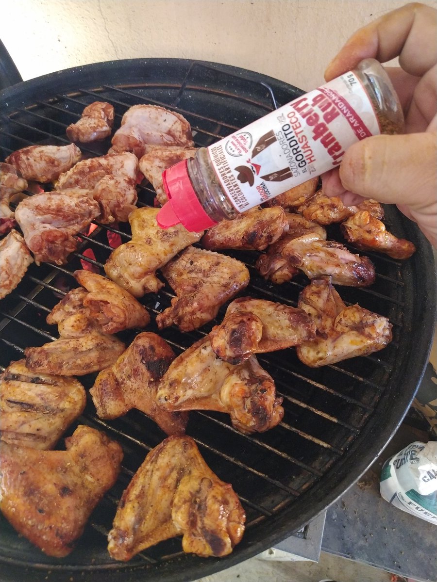 GorditoHuasteco's tweet photo. #casienvivo gorditos!!! Después del premarinado con el sazonador líquido una cellada y aplicamos #CranberryRub , vamos a hacer alitas Buffalo y #bbq 😎🤠🤤 #tampico #cdmadero #altamira #chickenwin #parrillerojaibo https://t.co/xDiDxsqzVb