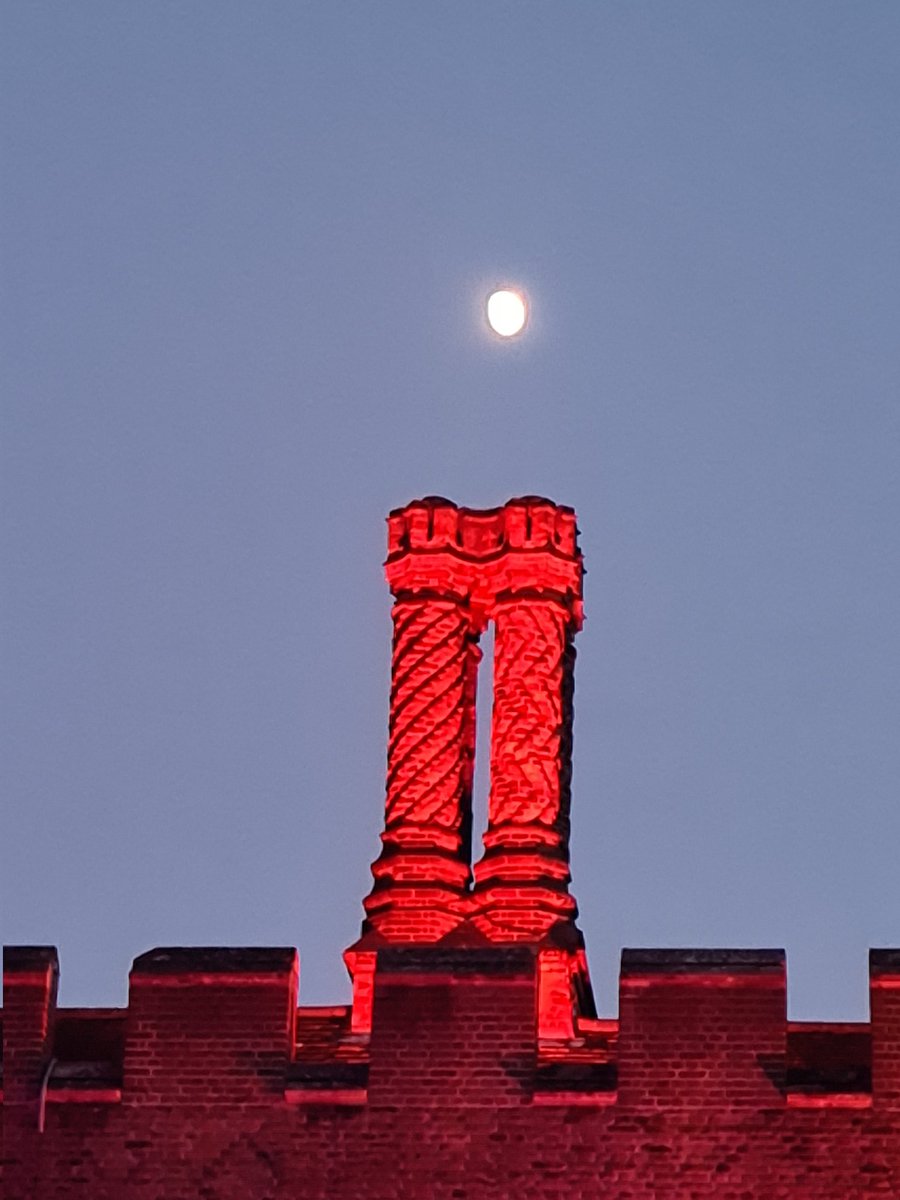 I kid you not..singing along to Magnificent by @Guy_Garvey and Elbow in the courtyard of Hampton Court Palace. And I've seen them play <a href="/BridgewaterHall/">The Bridgewater Hall</a> in Manchester. Very special tonight.