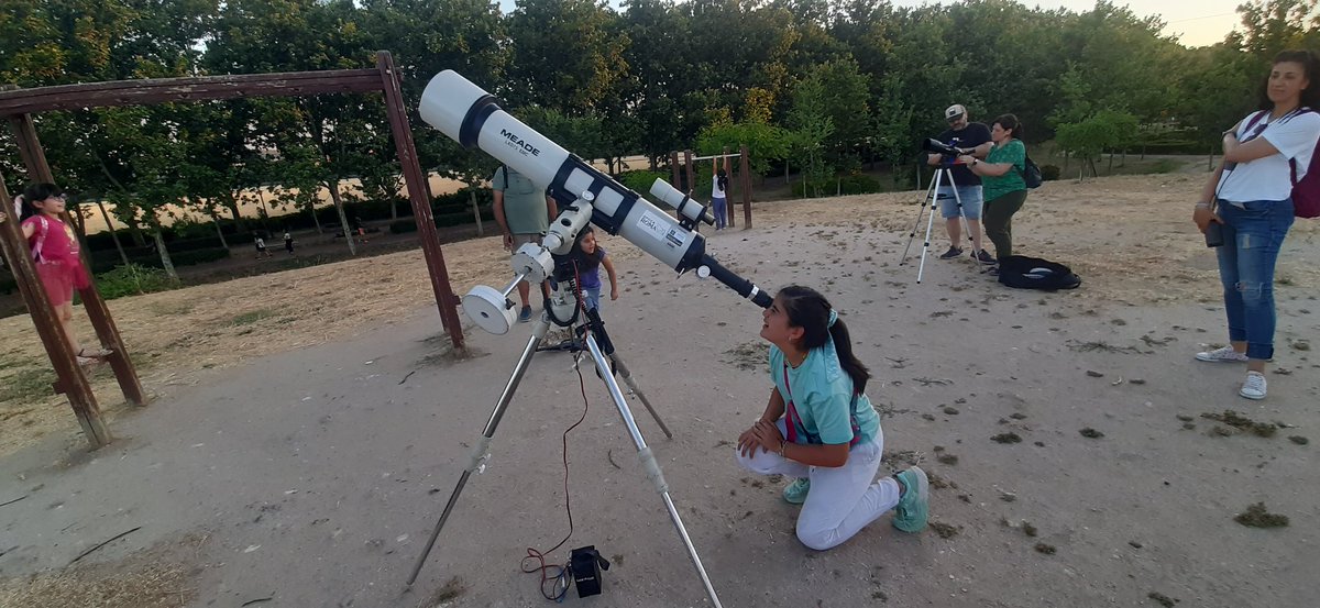 planetarioSN's tweet photo. Hoy hemos tenido jornada de observación lunar desde el @Ayto_SFH, con equipos de nuestro proveedor oficial @Optica_Roma, donde algunos participantes han aprendido a usar sus telescopios. https://t.co/qPPiv6bEFd
