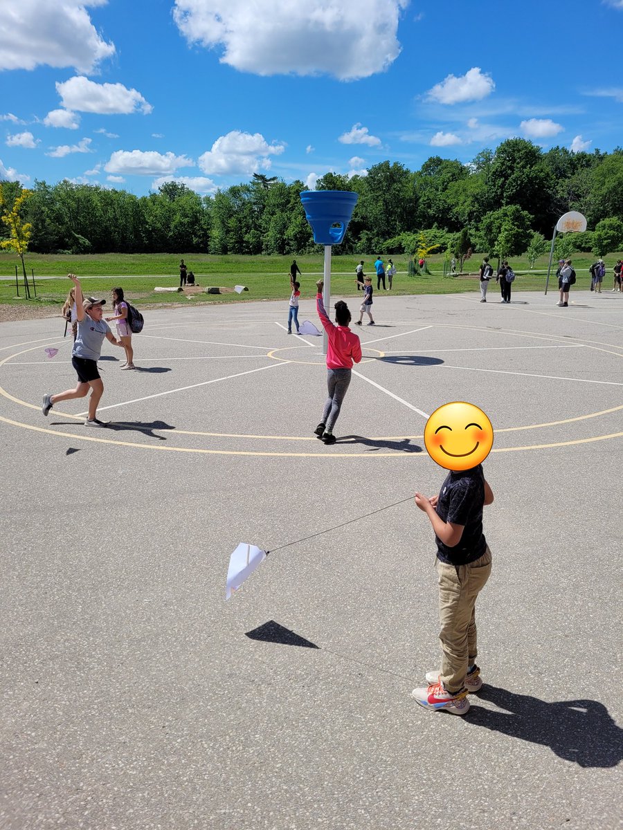 AComu03's tweet image. We made kites for our Letter K in our count down. And we tried to fly them! Such a fun way to end the day #grade3fun @JSCardinals