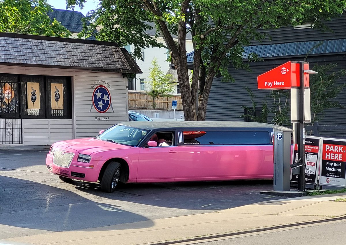trillianewbell's tweet photo. Oh, Nashville. You're so silly. #pinklimo https://t.co/H8CdcRa2Yg