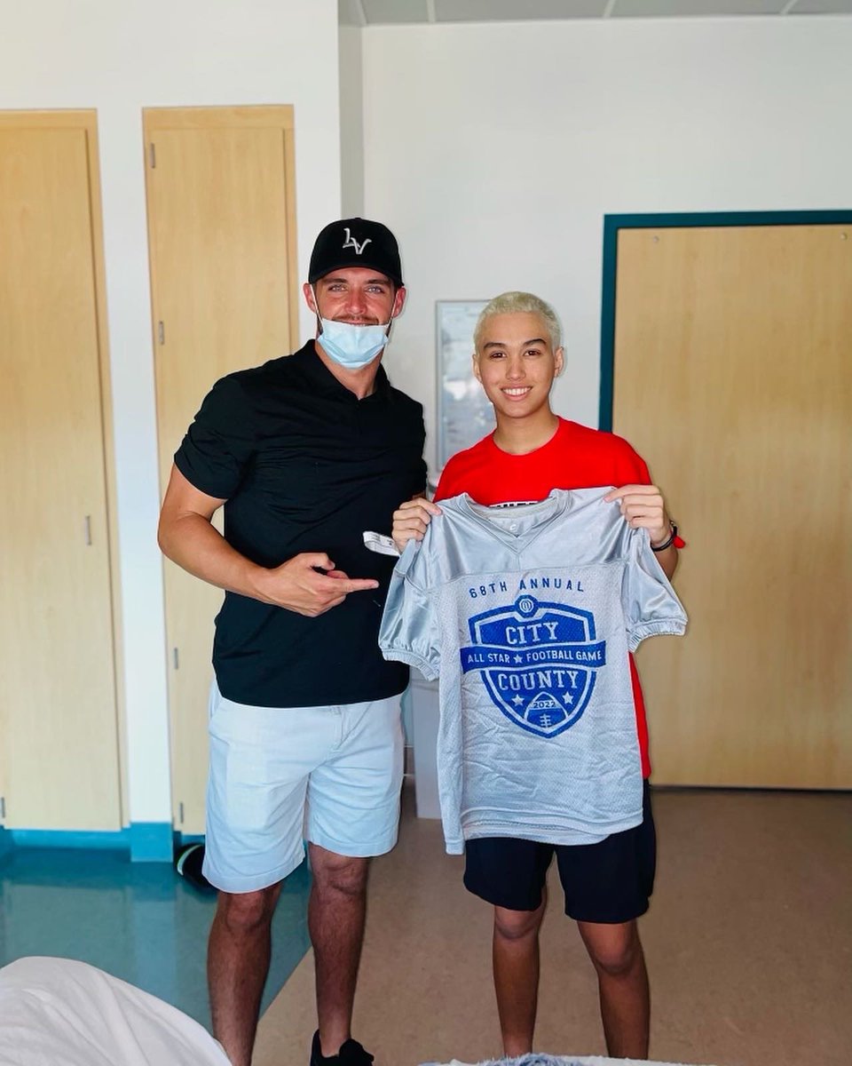 ccallstarfresno's tweet photo. Derek Carr @derekcarrqb visiting County kicker Rocky Reyes. 
We’re all pulling for you, Rocky! #rockystrong💪🏼 #citycounty #allstar #kicker https://t.co/jvTC58u1Ym