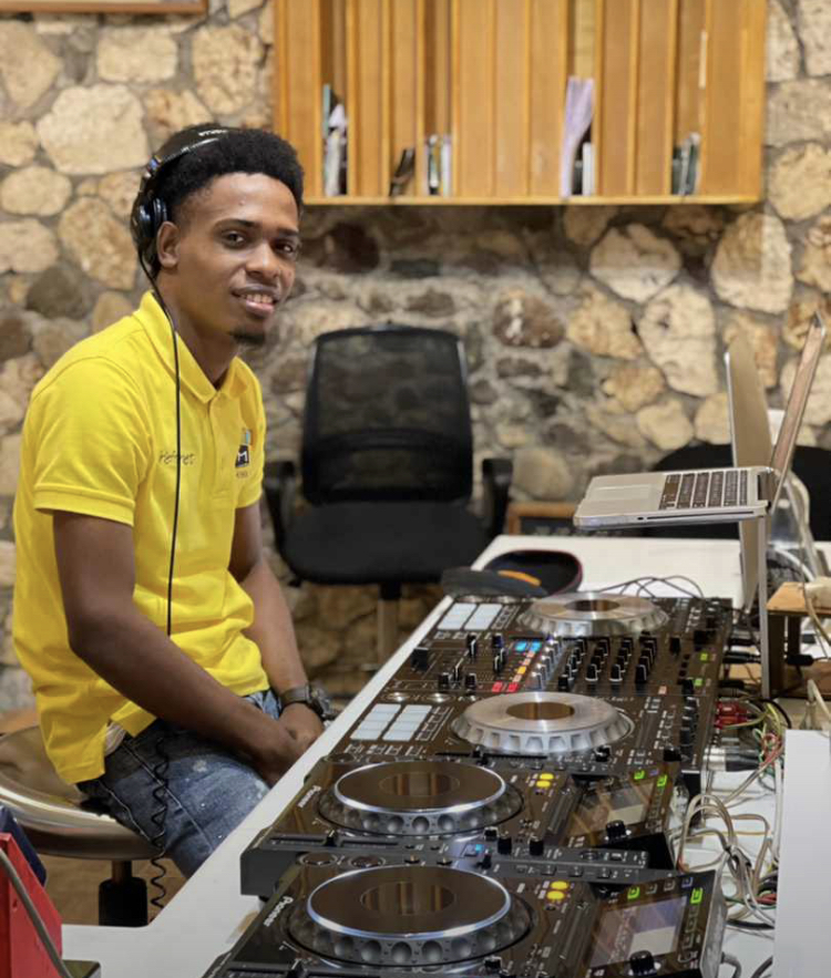 IRIE_FM's tweet photo. #DJCollision is on the #IRIEFM airwaves right now with the #WeekendBlitz on #the107s!! @djcollision https://t.co/t1gFfCpmdY