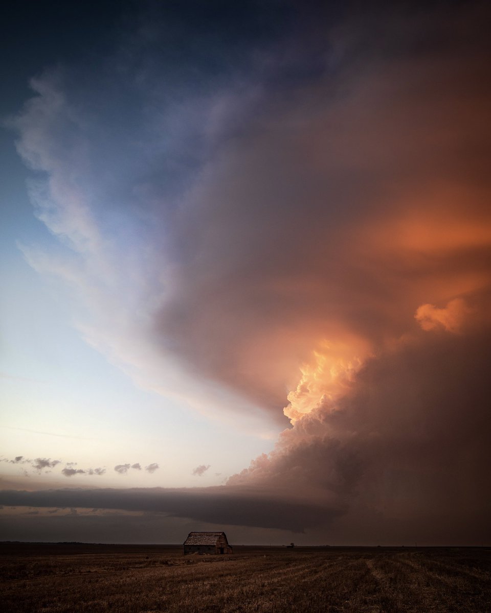 DreadlockTvlr's tweet photo. We like the spinning clouds and what not. ⛈ https://t.co/mlgXl9yqzl