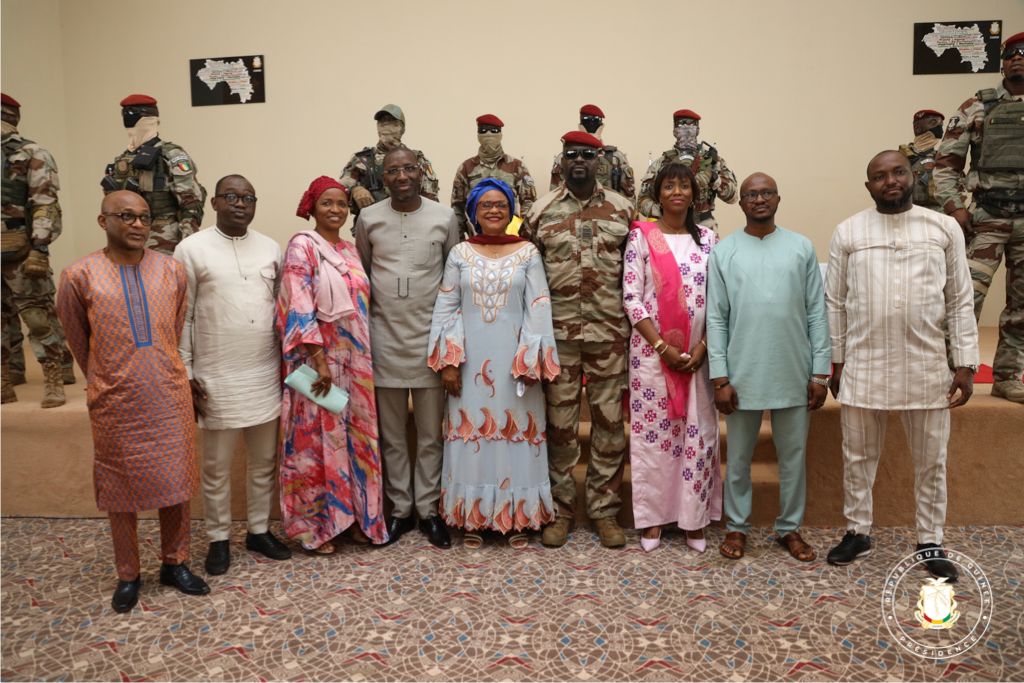 diallomariamasy's tweet photo. 𝗣𝗮𝗹𝗮𝗶𝘀 𝗠𝗼𝗵𝗮𝗺𝗲𝗱 𝗩 
Nous avons été reçus ce matin au palais Mohamed V par le président de la transition pour féliciter l’équipe nationale pour sa victoire face au Malawi et la réitérer son soutien et son appui. 

#ConorFGF #FGF #GUIMWI #CNRD https://t.co/WOLwnvxXTV