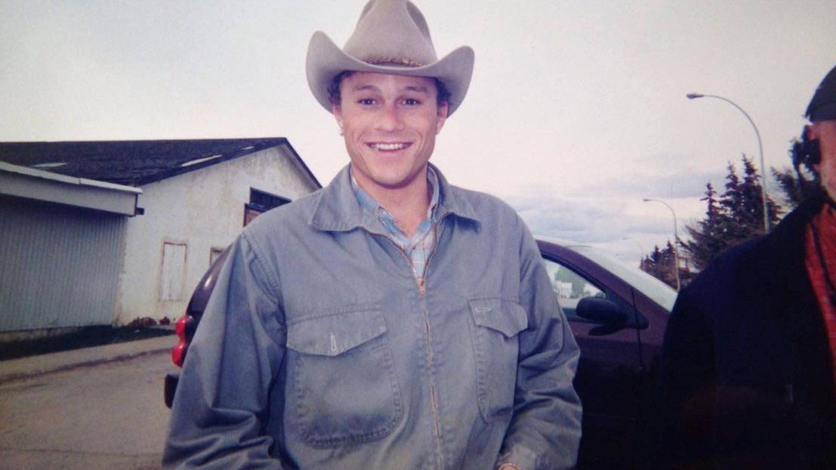 heathsarchive's tweet photo. heath ledger behind the scenes https://t.co/g3O4MRdszR