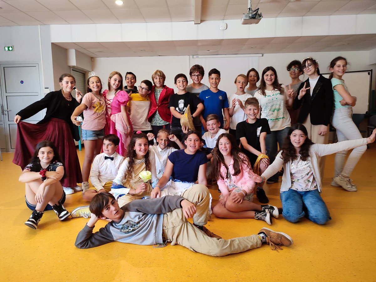 CTarnos's tweet photo. Les 6E font leur show. Les contes revisités à travers quelques saynètes écrites et jouées par les élèves. La conclusion de 12 heures d'atelier théâtre avec une comédienne professionnelle et la professeure de français . 👏 @Ligue40 https://t.co/Iraxyd5wP0