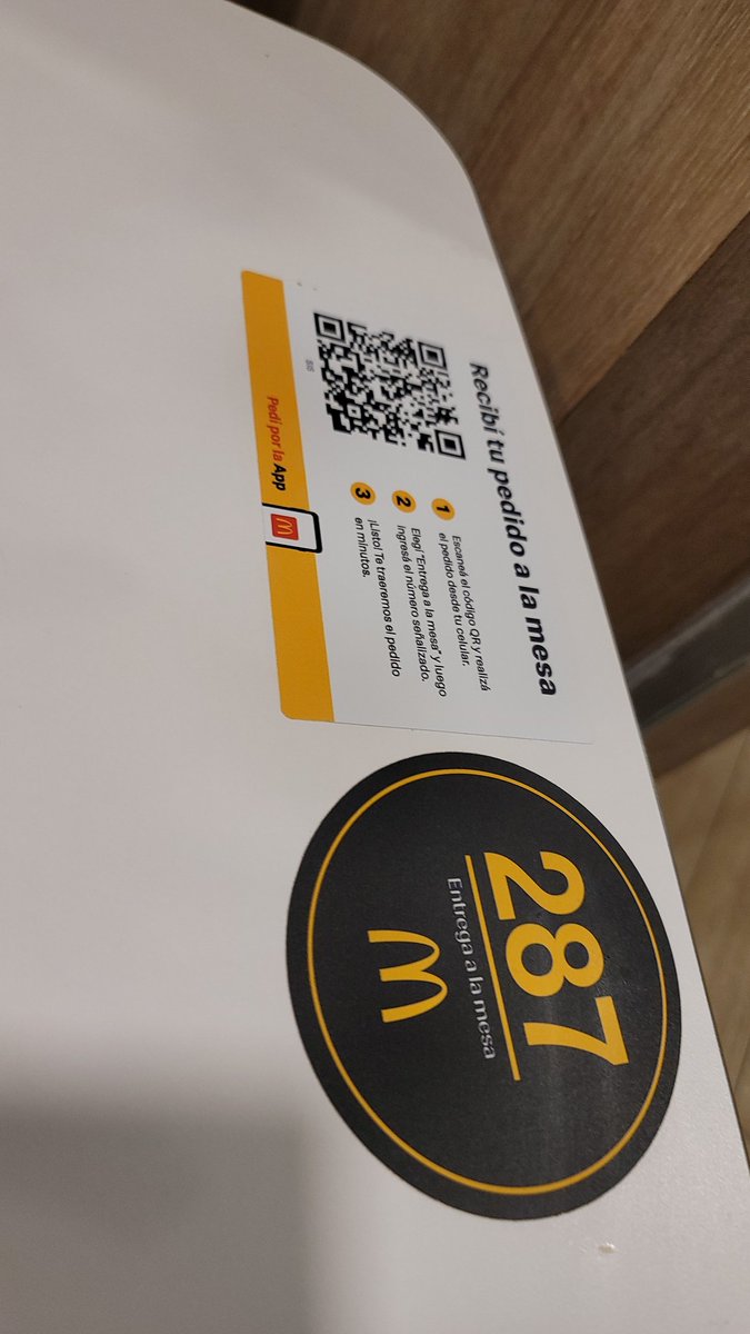 QUIEROPERONODEB's tweet photo. Che @McDonalds_Ar ...tenes esto en las mesas de los juegos de S.Isidro  pero no funcionan para pedir ..claro voy a bajar y dejar el nene en los juegos ....y encima tengo que tomar El pedido en las maquinas , porque tenes menos cajeros ..Aguante @Mostaza_ok https://t.co/ArGJlwZ54s
