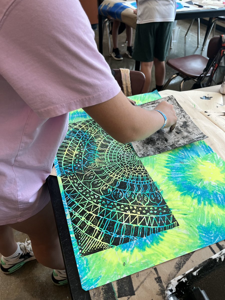 gakroenke's tweet image. ⚠️ Artists at work🎨🖌 #printmaking  #spsexplore #SPSFineArtsProgram @Parkview_Viking