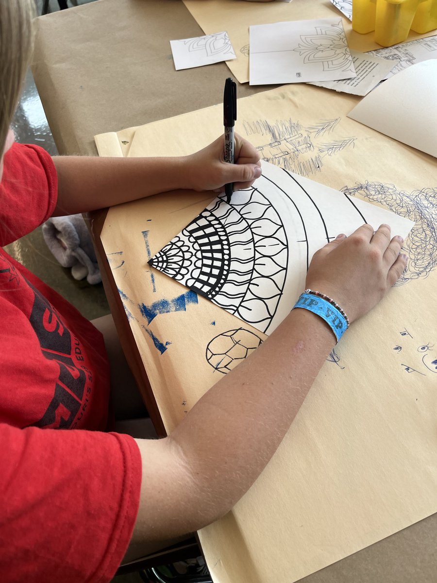 gakroenke's tweet image. ⚠️ Artists at work🎨🖌 #printmaking  #spsexplore #SPSFineArtsProgram @Parkview_Viking