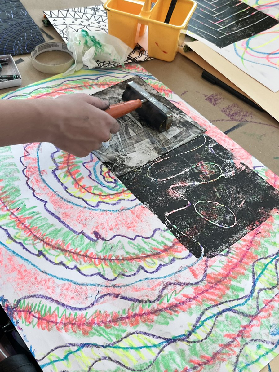 gakroenke's tweet image. ⚠️ Artists at work🎨🖌 #printmaking  #spsexplore #SPSFineArtsProgram @Parkview_Viking