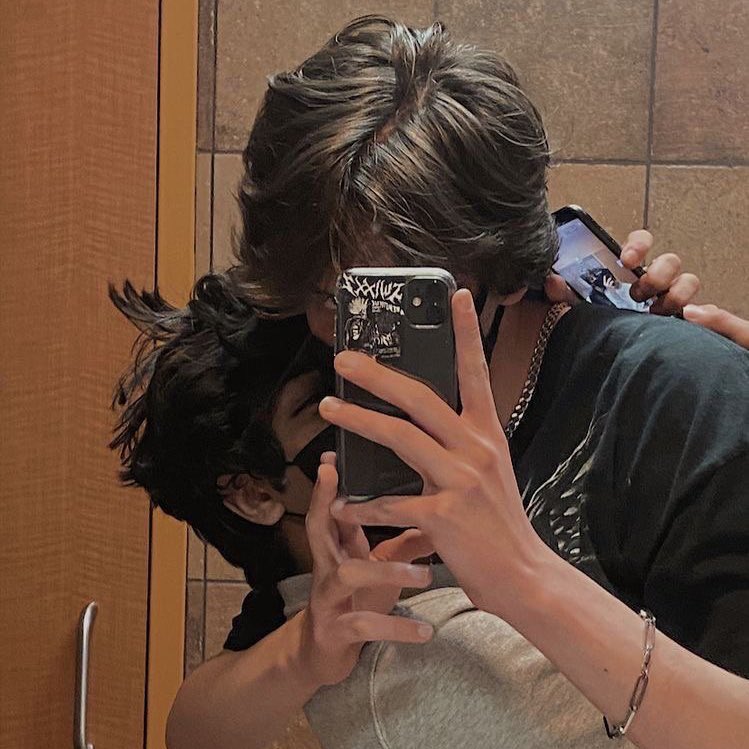 —————— 𝗻𝗲𝘄 𝗻𝗼𝘁𝗶𝗳𝗶𝗰𝗮𝘁𝗶𝗼𝗻  ¡!

⠀⠀⠀⠀  <@ 𝐢𝐑𝐈𝐍𝐓𝟒𝐑𝟎𝐔 >
  ⠀⠀ all my emotions feel like  
explosions when you’re around <3

⠀⠀⠀⠀