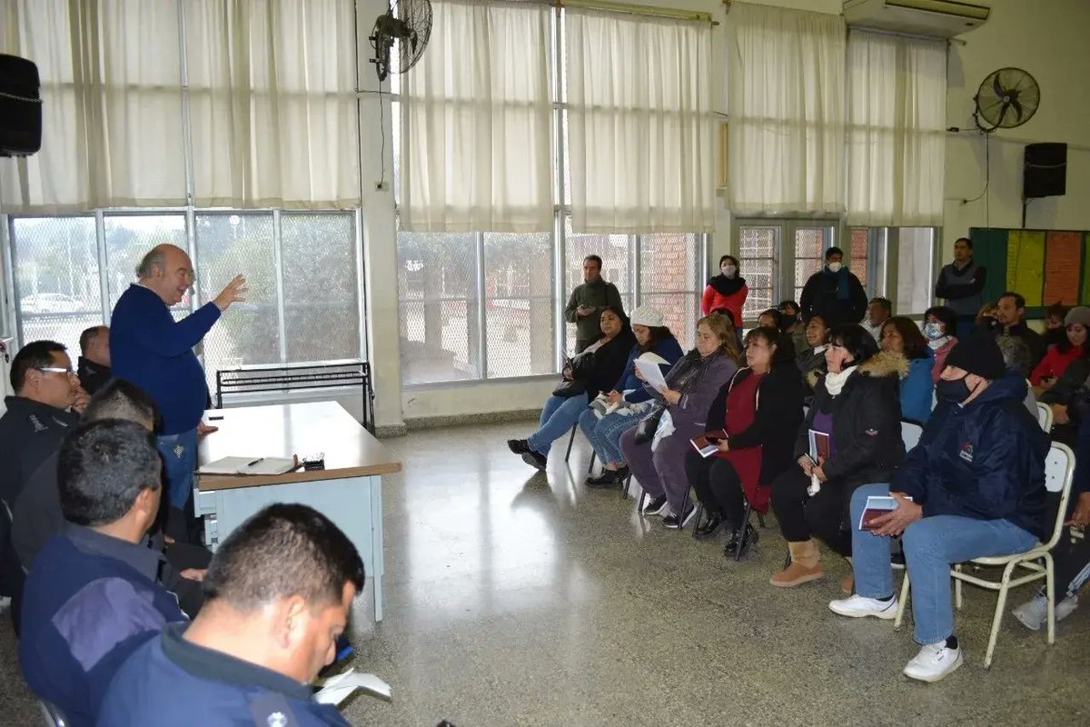 DocAbelCornejo's tweet photo. •Hoy me reuní con referentes vecinales de más de 16 barrios en el Colegio Secundario Néstor Oscar Palacios, en Santa Lucía. https://t.co/Bf2wQc6BEQ