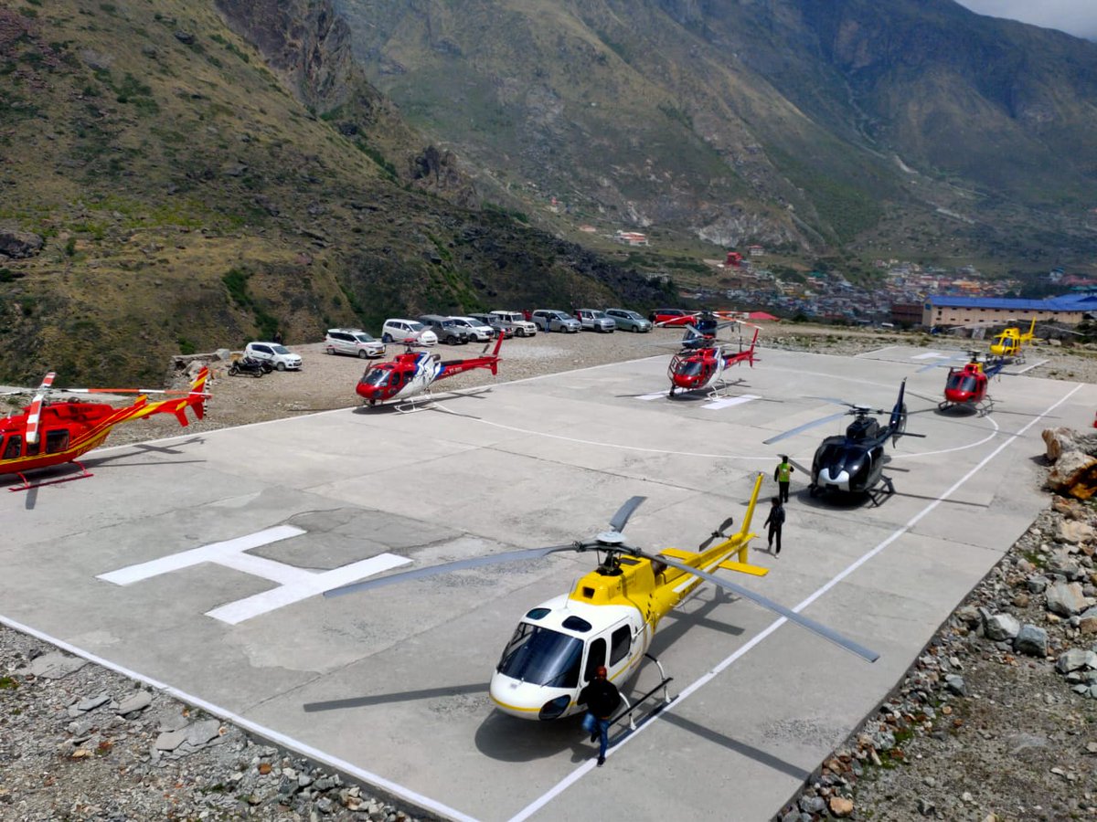 Jai Shree #kedarnath #badrinath A beautiful view of #helicopters this toy-looking helicopter provides facilities to the #ChardhamYatra #pilgrims throughout the day, after a long time the #helipad is full #chardhamyatra2022 #chardhamyatrabyhelicopter #yatrabyhelicopter #booknow