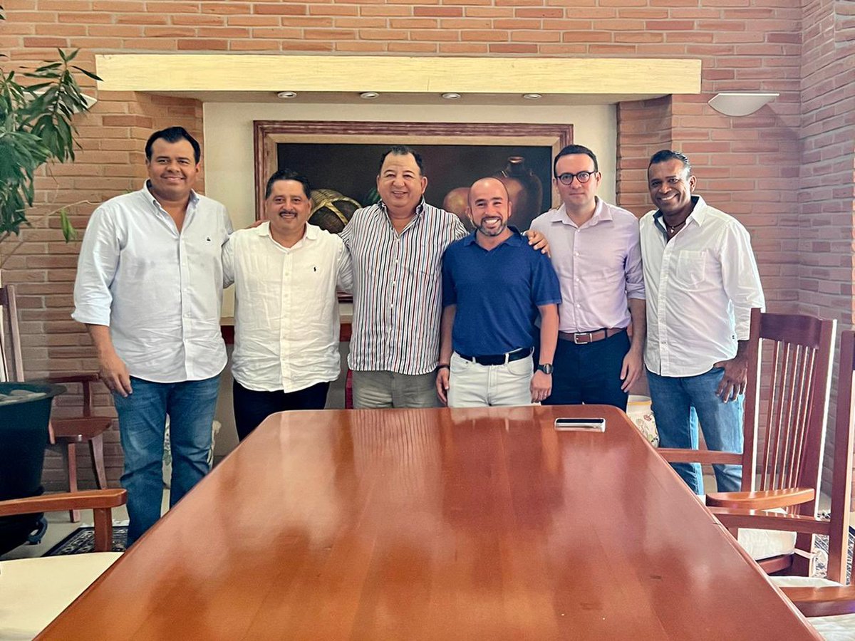 Que grato saludar esta tarde con grandes amigos. Agradecidos con la hospitalidad del destacado empresario Luis Walton, estuvimos presentes con el ex dip federal Salomón Majul, el ex delegado d Sagarpa Luis Marin, el ex alcalde de Copala Carlos Guerrero y el ex dip Samuel Resendiz