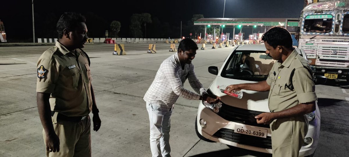 SRIKAKULMPOLICE's tweet photo. శ్రీకాకుళం జిల్లా హైవే పెట్రోలింగ్ పోలీసులు రాత్రివేళ రహదారులపై వాహనచోదకులకు Stop Wash Go కార్యక్రమంలో భాగంగా ఫేస్ వాష్ నిర్వహించి, రోడ్డు ప్రమాదాల నివారణకు పటిష్ట చర్యలు తీసుకుంటున్నారు. @APPOLICE100
#Srikakulampolice
#Highwaypatrolling
#Roadsafety
#AccidentsPrevention
#APPolice https://t.co/SlVlvPEJ7i