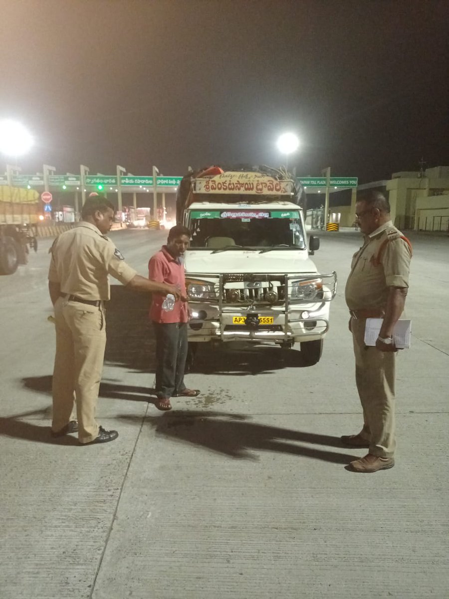 SRIKAKULMPOLICE's tweet photo. శ్రీకాకుళం జిల్లా హైవే పెట్రోలింగ్ పోలీసులు రాత్రివేళ రహదారులపై వాహనచోదకులకు Stop Wash Go కార్యక్రమంలో భాగంగా ఫేస్ వాష్ నిర్వహించి, రోడ్డు ప్రమాదాల నివారణకు పటిష్ట చర్యలు తీసుకుంటున్నారు. @APPOLICE100
#Srikakulampolice
#Highwaypatrolling
#Roadsafety
#AccidentsPrevention
#APPolice https://t.co/SlVlvPEJ7i