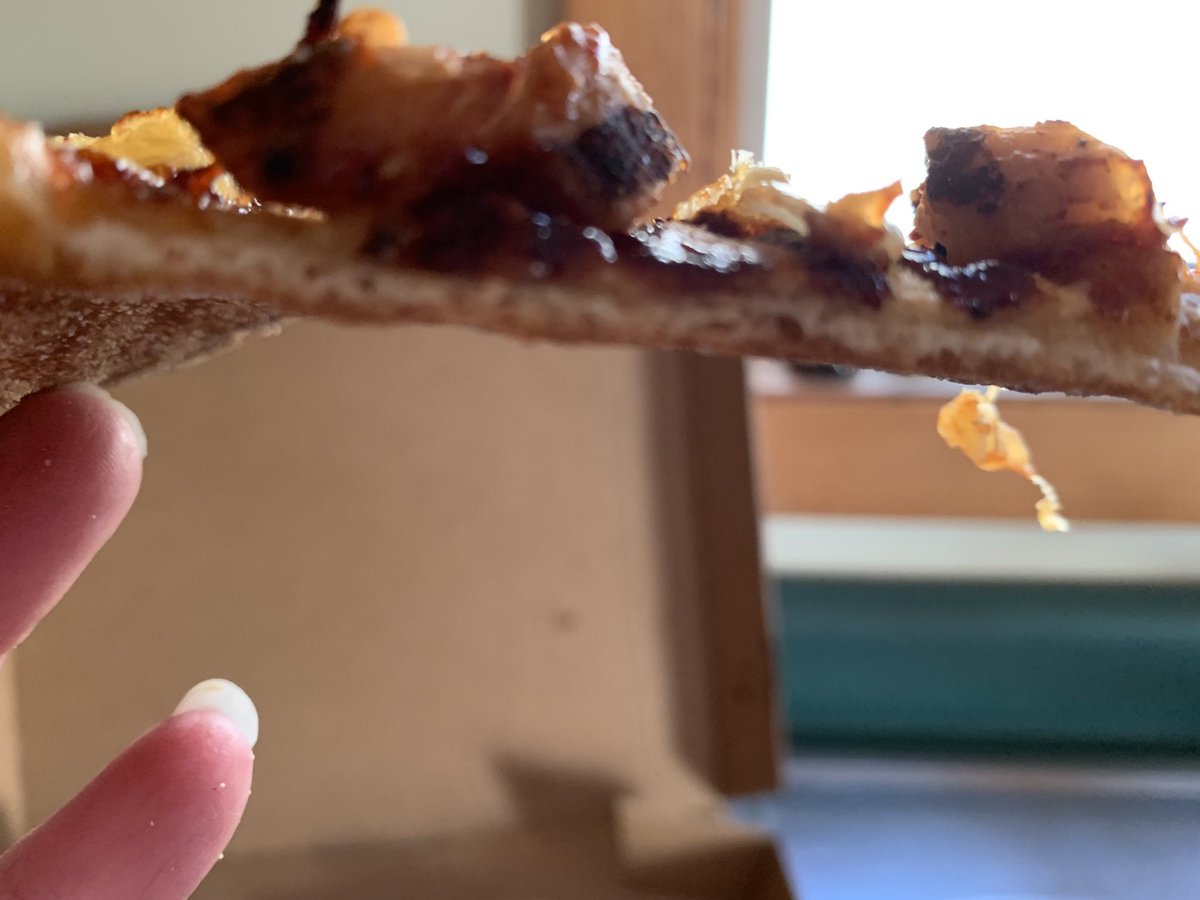 mobettahea's tweet image. ⁦@dominos⁩ I almost want to order a thin crust to see how possibly you could get this any thinner. Hand tossed regular crust ?? Shame