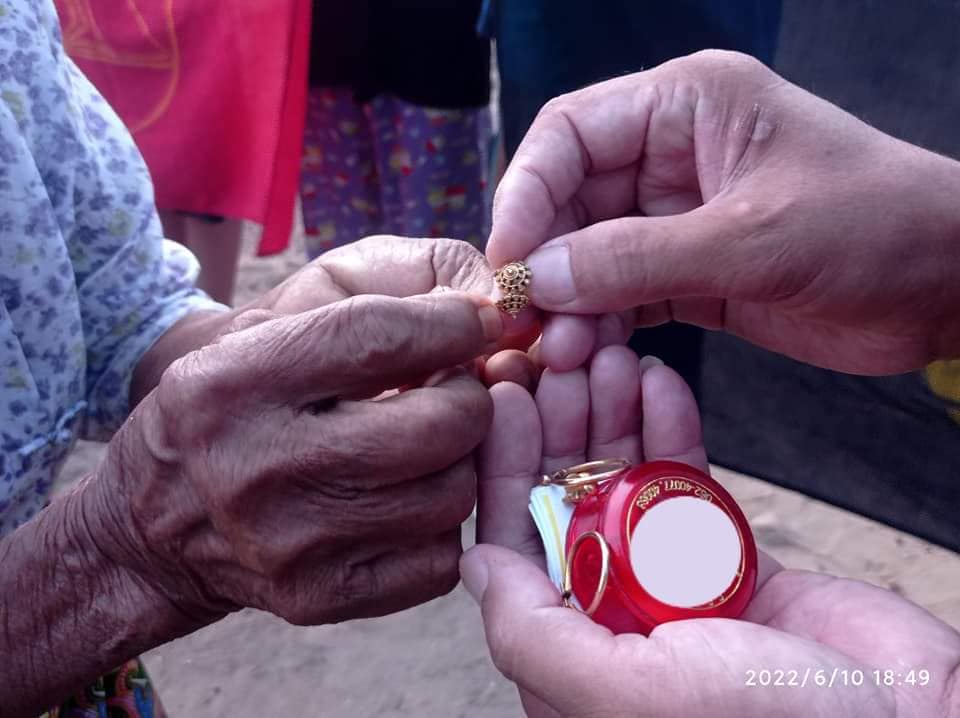 미얀마쿠데타세력을 강하게 투쟁하고 있는 미얀마 중부지방 미양타운십(Myaing)에서 주민들이 시민방위군에게 투쟁기금으로 본인들의 금품들을 기증했습니다. m.facebook.com/story.php?stor…
