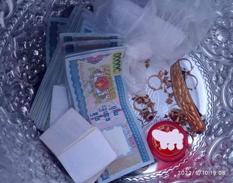 smthu2006's tweet photo. 미얀마쿠데타세력을 강하게 투쟁하고 있는 미얀마 중부지방 미양타운십(Myaing)에서 주민들이 시민방위군에게 투쟁기금으로 본인들의 금품들을 기증했습니다. https://t.co/8jR2uhQ9zv https://t.co/5TESVbo0pZ
