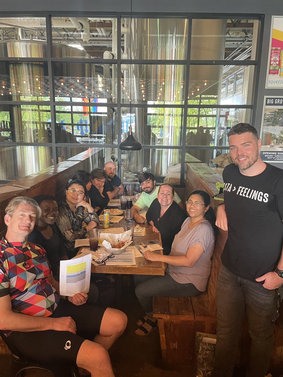 BatesPhysio's tweet photo. I love these folks #bestlabever https://t.co/HVa8LYNLaf