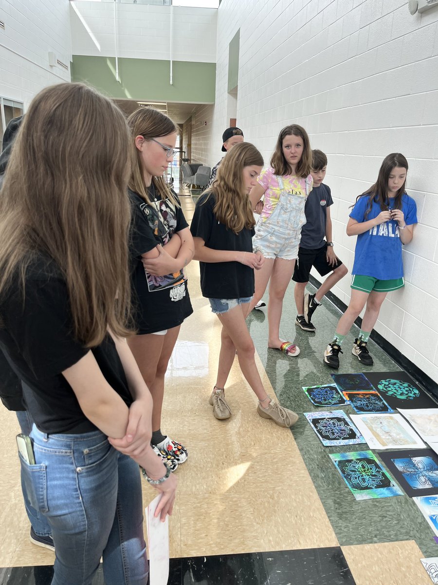 gakroenke's tweet image. Gallery walk and feedback is important when #artmaking and #printmaking  #spsexplore #SPSFineArtsProgram @Parkview_Viking