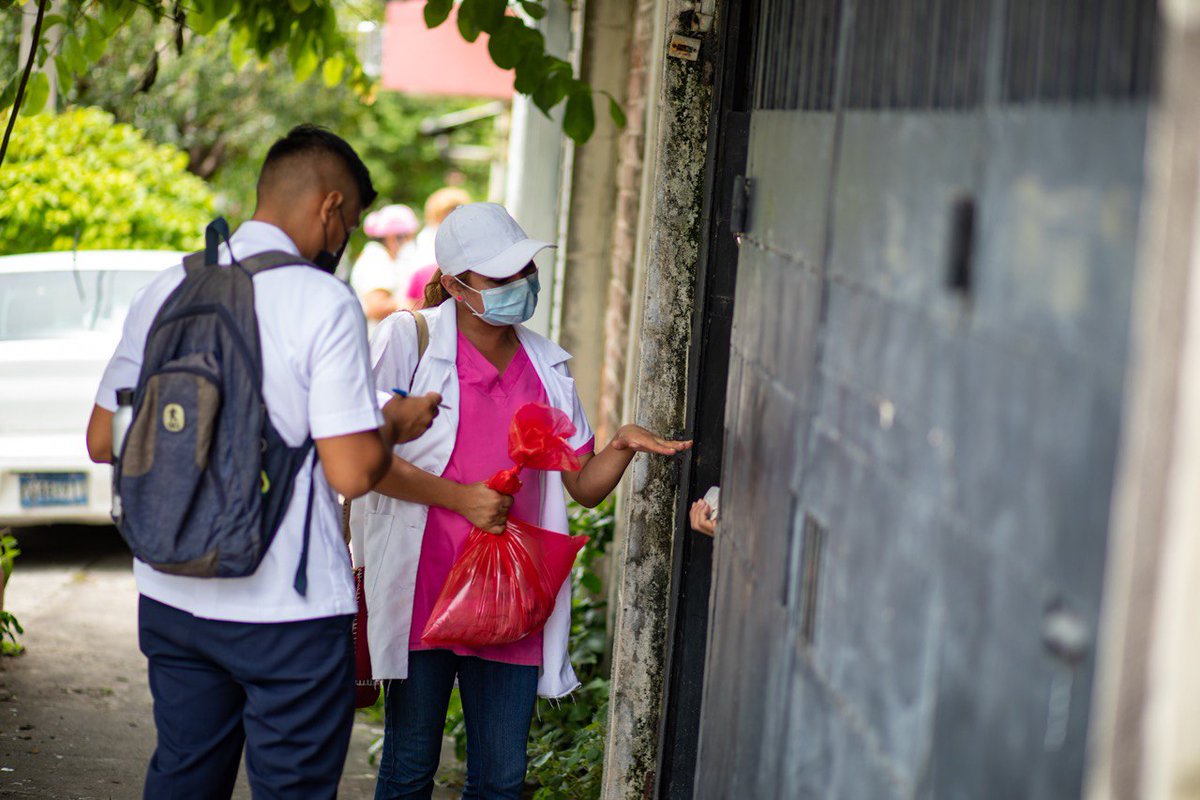 FranAlabi's tweet photo. ¡Seguimos con el combate al dengue!

Este día, beneficiamos a 124,796 salvadoreños, con las distintas acciones para el control de las arbovirosis que realizamos a escala nacional.

Uno de los lugares donde llegamos, hoy, fue la colonia Universitaria Norte, en Mejicanos. https://t.co/4qGQGaw511