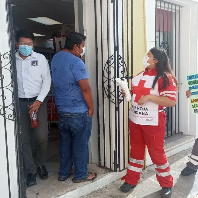 CruzRojaCamp's tweet photo. Durante nuestro recorrido por las #TiendasOxxo tuvimos la oportunidad de platicar con algunos ciudadanos, les contamos cómo funciona nuestra institución y les obsequiamos cubrebocas 😷 Gracias por decir #SíAlRedondeo https://t.co/pl7KaYrnZa