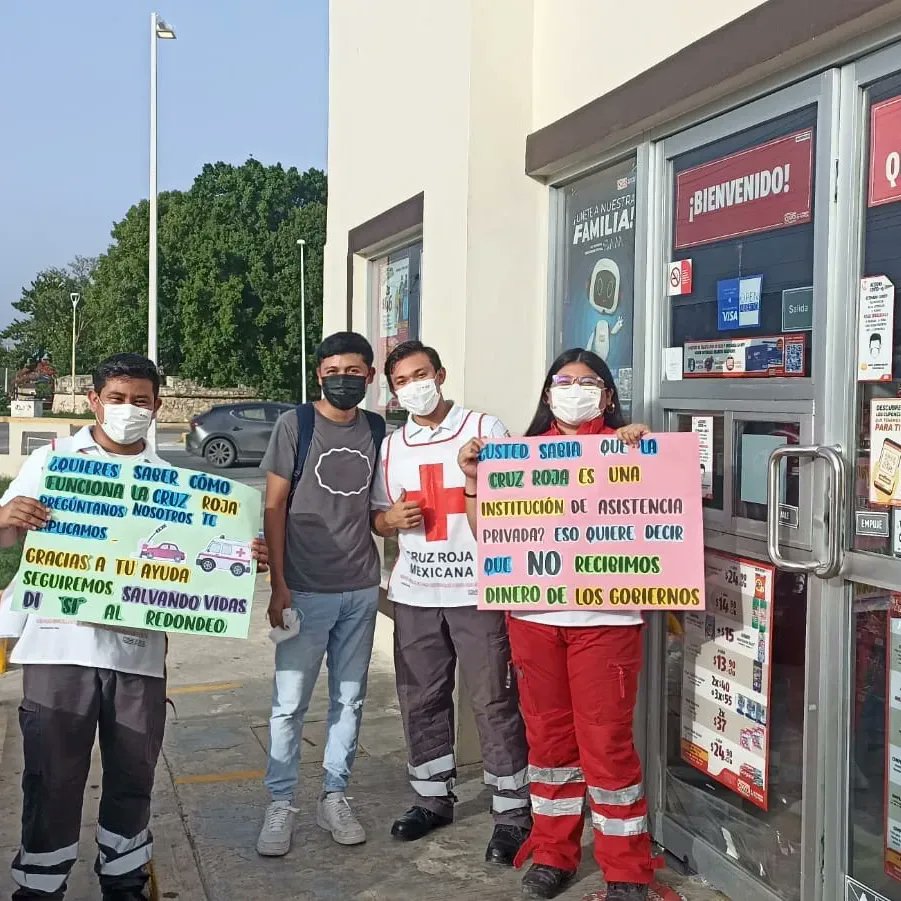 CruzRojaCamp's tweet photo. Durante nuestro recorrido por las #TiendasOxxo tuvimos la oportunidad de platicar con algunos ciudadanos, les contamos cómo funciona nuestra institución y les obsequiamos cubrebocas 😷 Gracias por decir #SíAlRedondeo https://t.co/pl7KaYrnZa