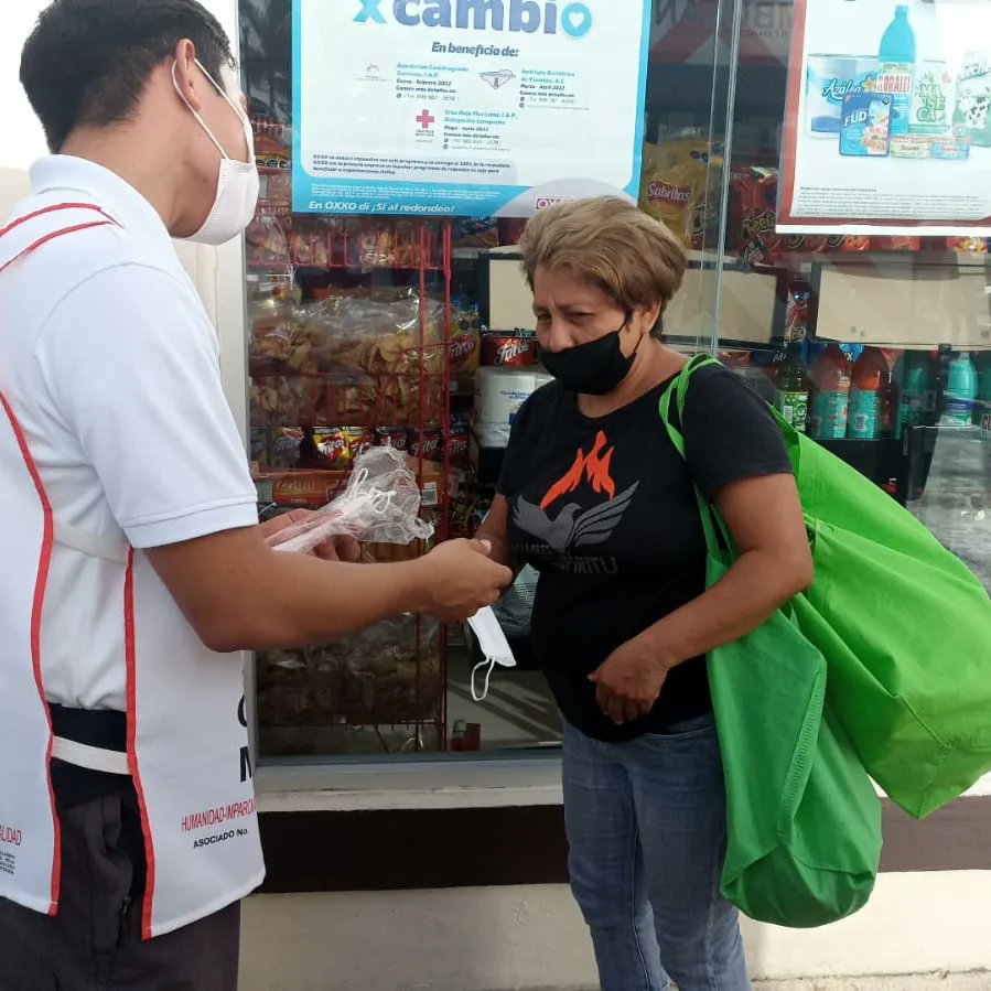 CruzRojaCamp's tweet photo. Durante nuestro recorrido por las #TiendasOxxo tuvimos la oportunidad de platicar con algunos ciudadanos, les contamos cómo funciona nuestra institución y les obsequiamos cubrebocas 😷 Gracias por decir #SíAlRedondeo https://t.co/pl7KaYrnZa