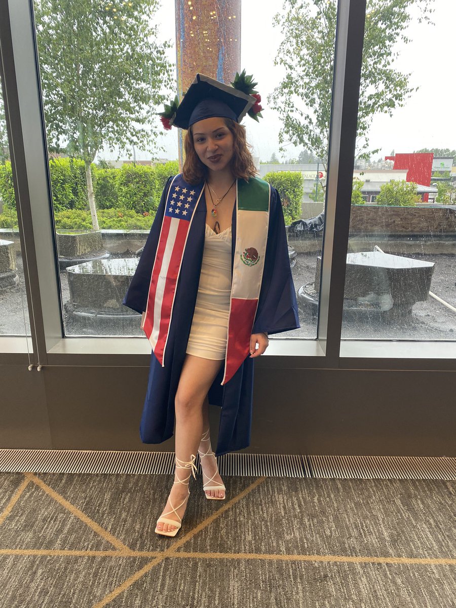 FWPS210's tweet photo. Congratulations, Career Academy Class of 2022! #CareerAcademyGrad  @Truman_FWPS #Classof2022 @drdpfeifferfwps https://t.co/Ntt9oyRWry