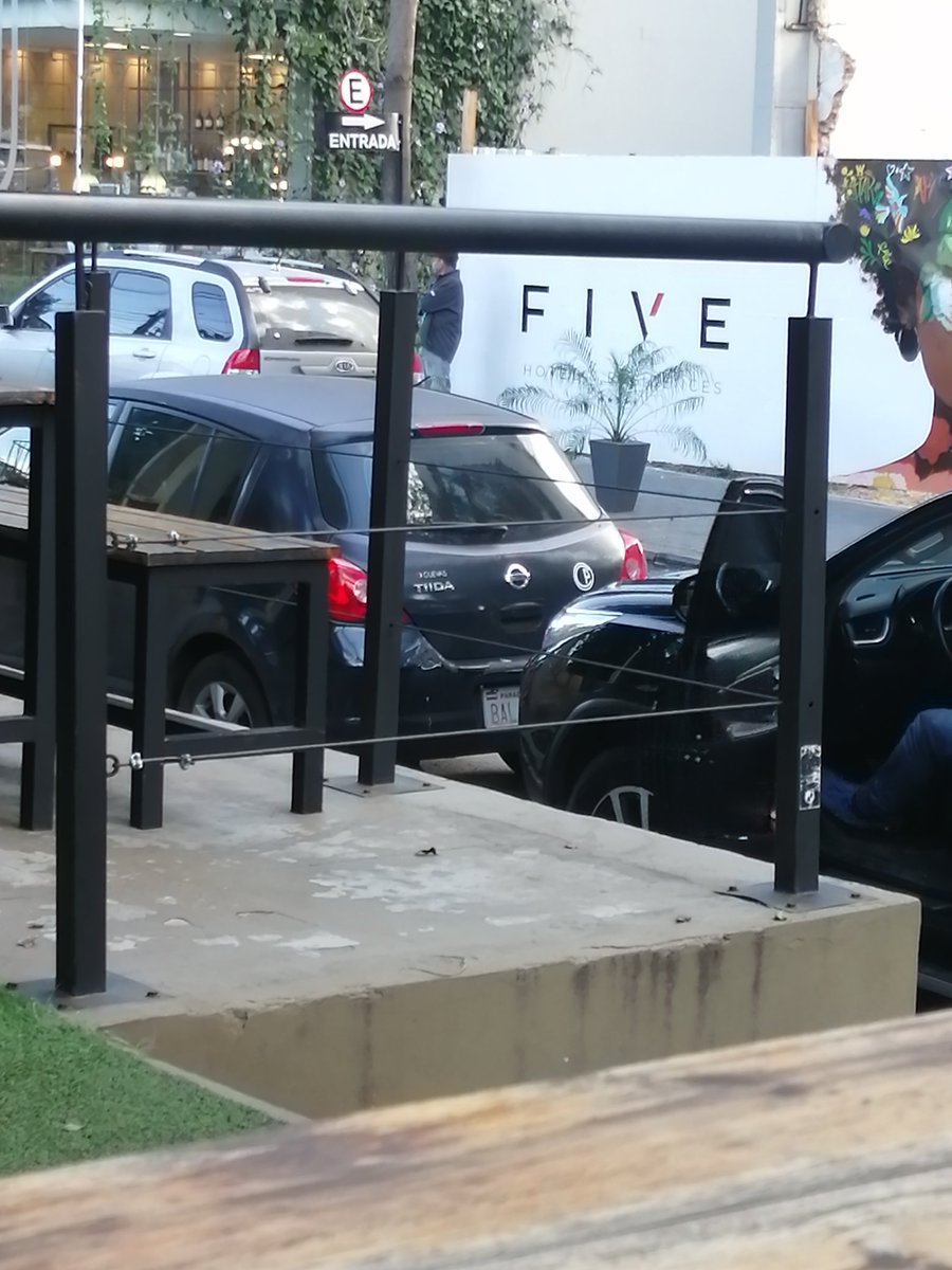 Si este es tu Nissan Tiida con Chapa BAL 121 y estaba estacionado frente al Five hotel enviame un mensaje que tengo la foto y chapa de la camioneta que te choco.
RT para poder llegar al dueño/a por favor