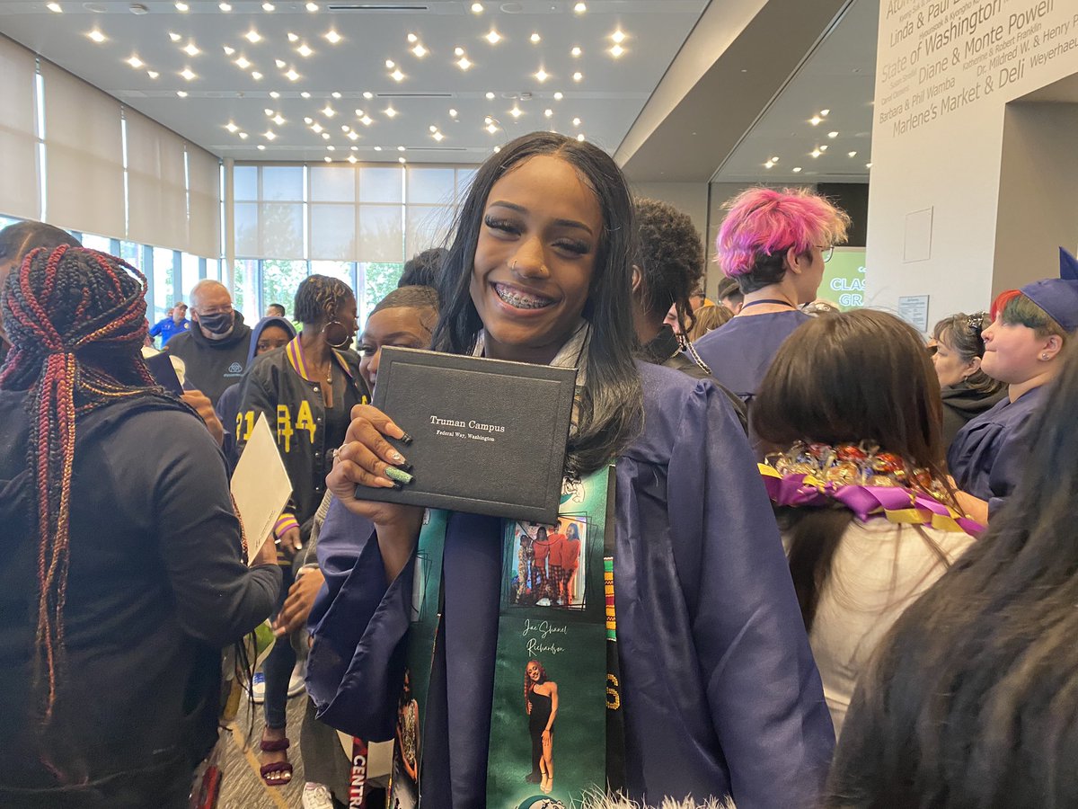 FWPS210's tweet photo. Career Academy graduates and families continue to celebrate this exciting day. Congratulations #CareerAcademyGrads #Classof2022 @Truman_FWPS https://t.co/Dr4JEuPV3P
