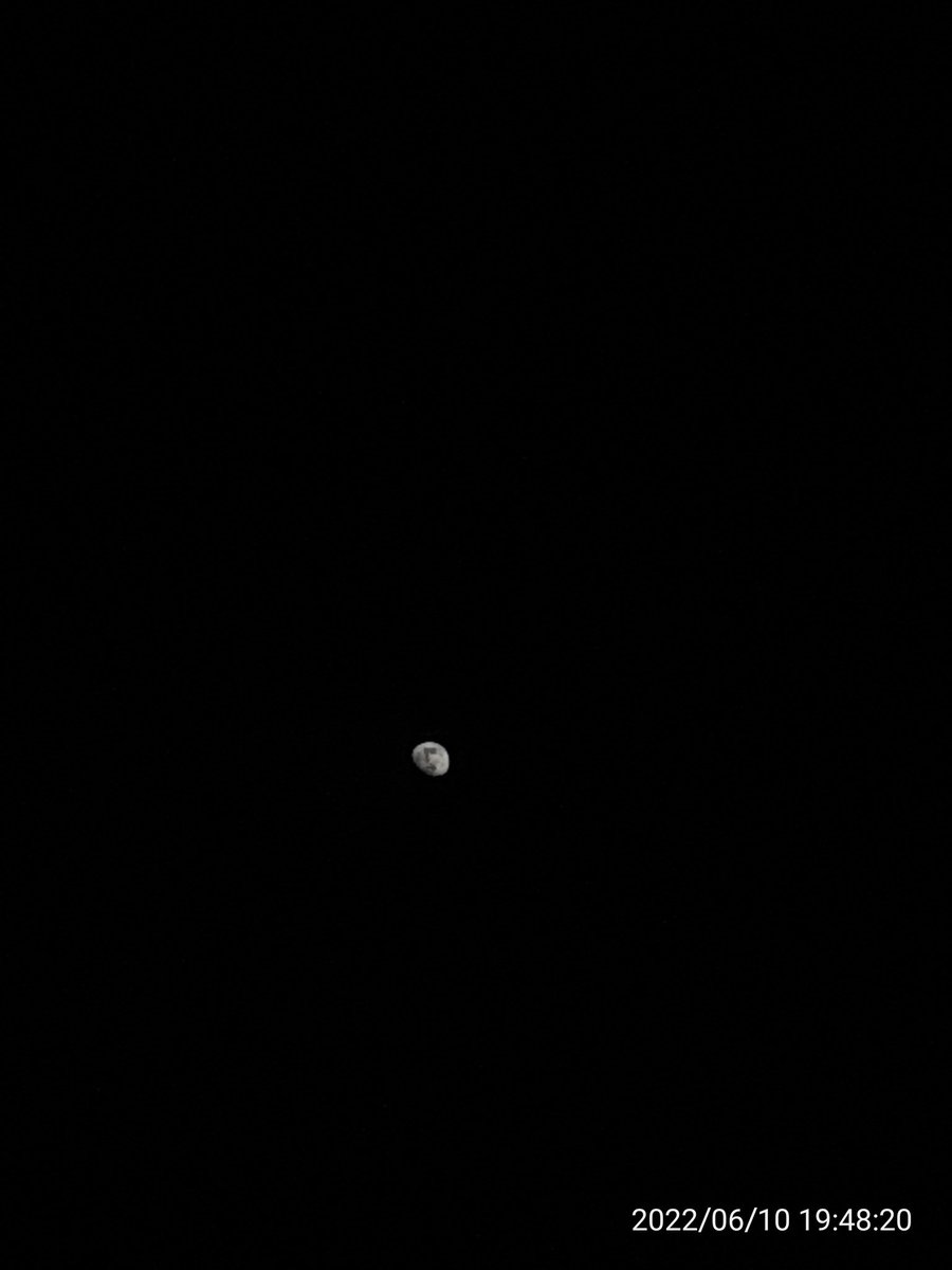 WeatherRD's tweet photo. La luna hoy al anochecer 83.3% de iluminación. #LUNA #Astrophotogr #ThePlotoHour #Astrophotography #astronomy #MoonHour #moon https://t.co/V3tiC8dNnC