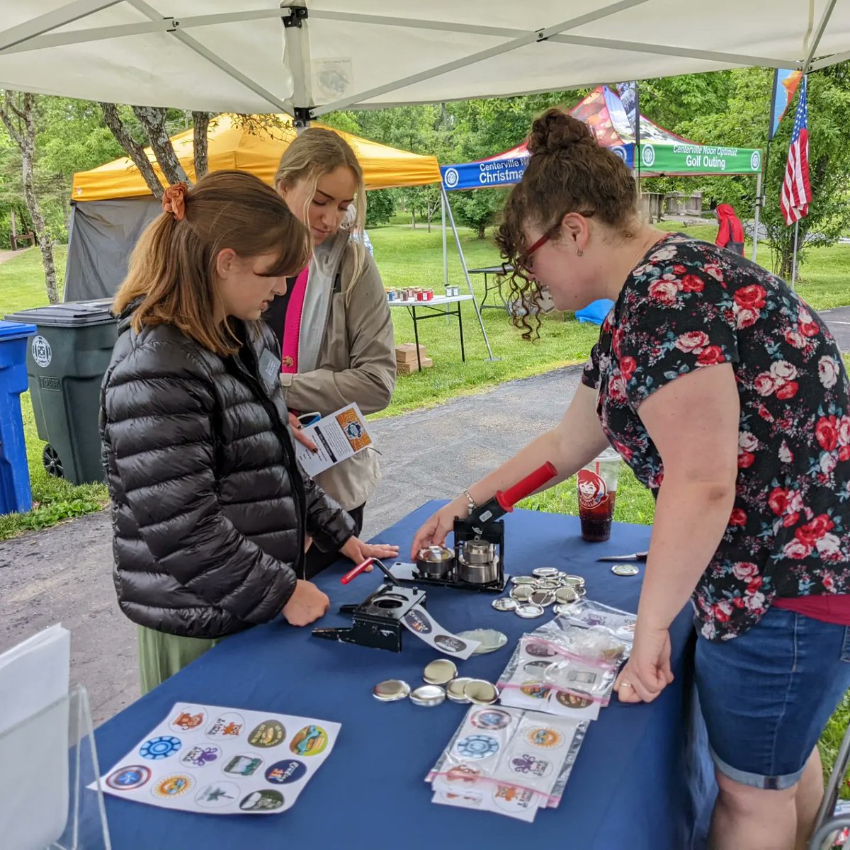 washcentlibrary's tweet photo. Button machine is in full force at #partyinthepark tonight! #makerkit #libraryfun https://t.co/HBlIuAJq8L